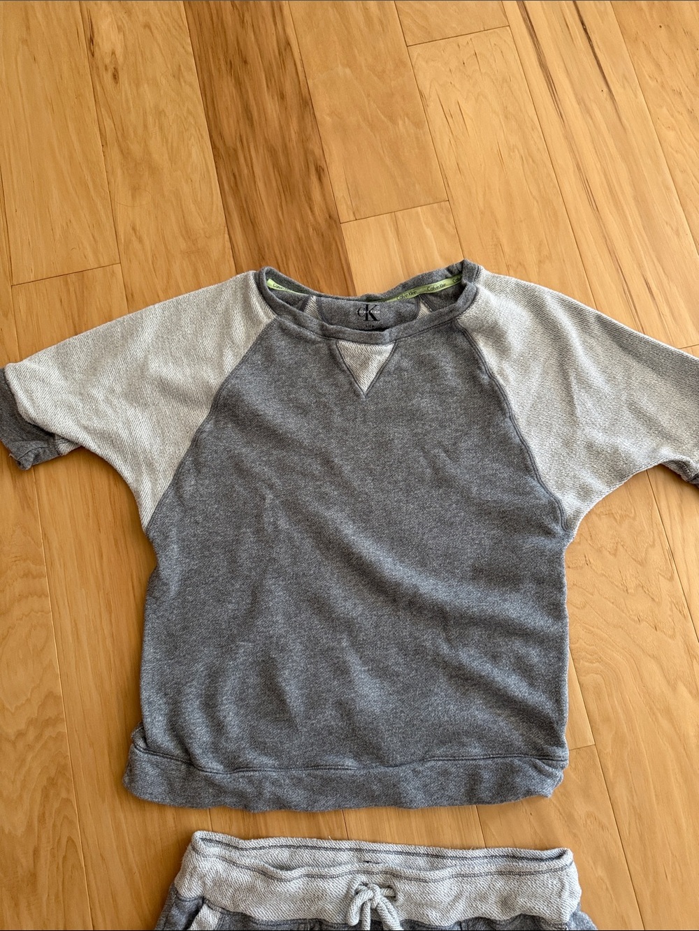Calvin Klein women’s Gray Two-Tone Raglan Pullover and capri sweatpants